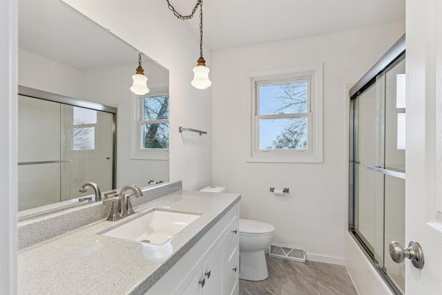 611 E San Marnan Drive, Waterloo, IA 50702