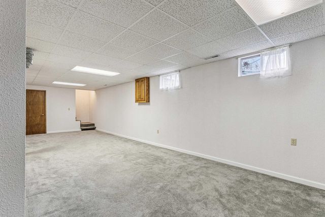 611 E San Marnan Drive, Waterloo, IA 50702