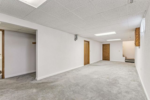 611 E San Marnan Drive, Waterloo, IA 50702