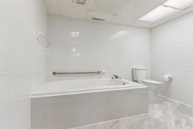 611 E San Marnan Drive, Waterloo, IA 50702