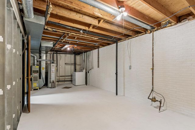 611 E San Marnan Drive, Waterloo, IA 50702