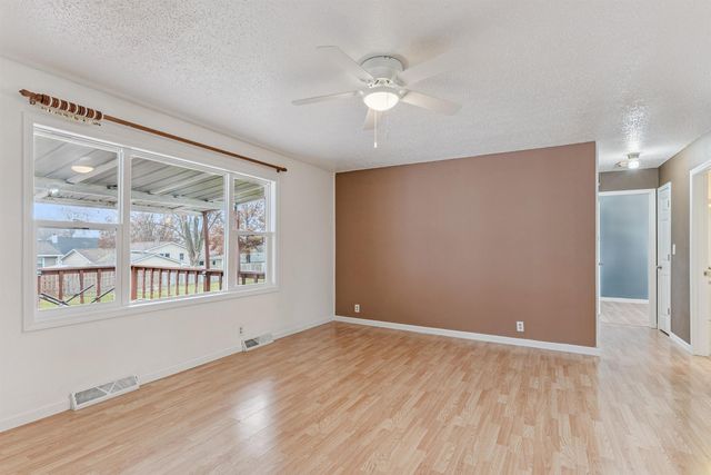 611 E San Marnan Drive, Waterloo, IA 50702