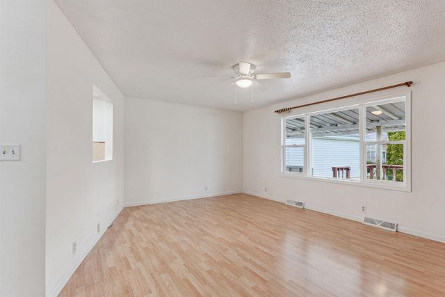 611 E San Marnan Drive, Waterloo, IA 50702