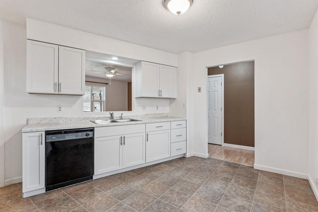 611 E San Marnan Drive, Waterloo, IA 50702