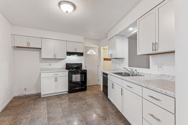 611 E San Marnan Drive, Waterloo, IA 50702