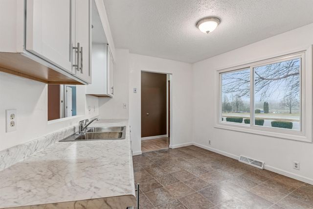 611 E San Marnan Drive, Waterloo, IA 50702