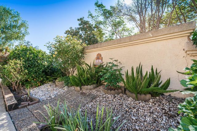 80 Fountain Grove Cir, Napa, CA 94558