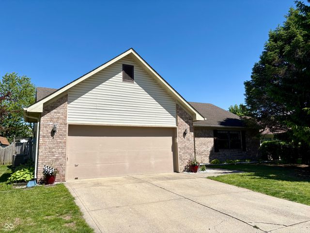 1059 Lake Drive E, Brownsburg, IN 46112