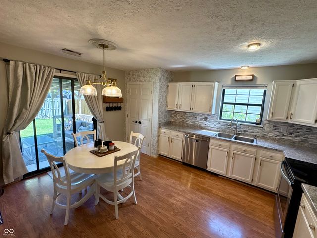 1059 Lake Drive E, Brownsburg, IN 46112