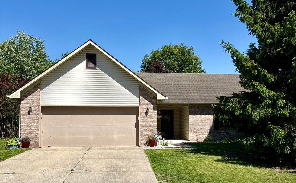 1059 Lake Drive E, Brownsburg, IN 46112