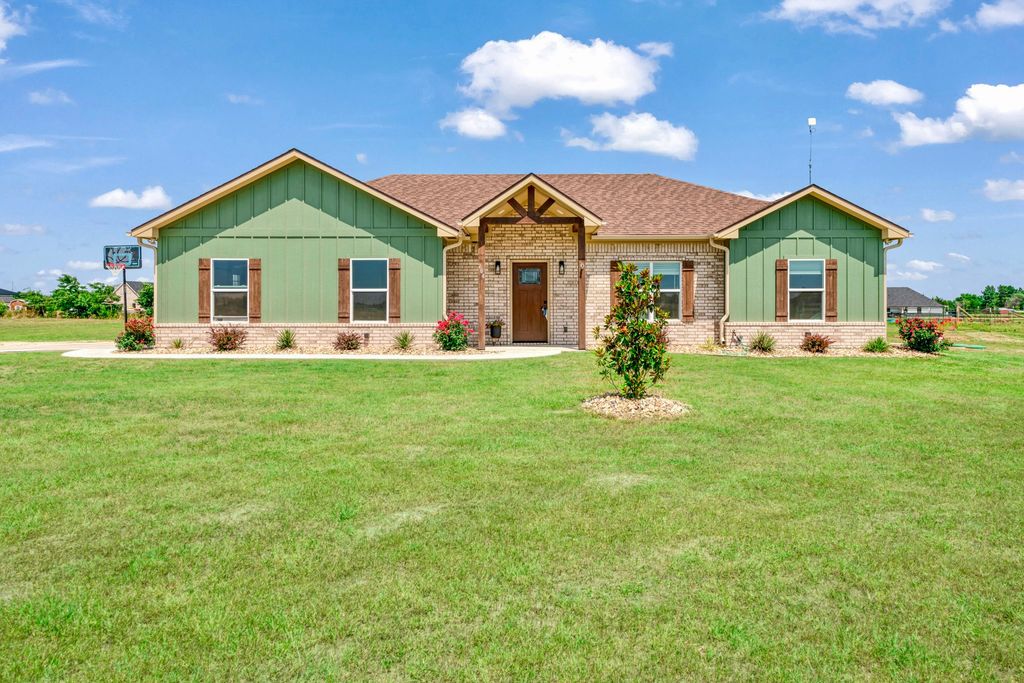 204 Private Road 33083, Sumner, TX 75486