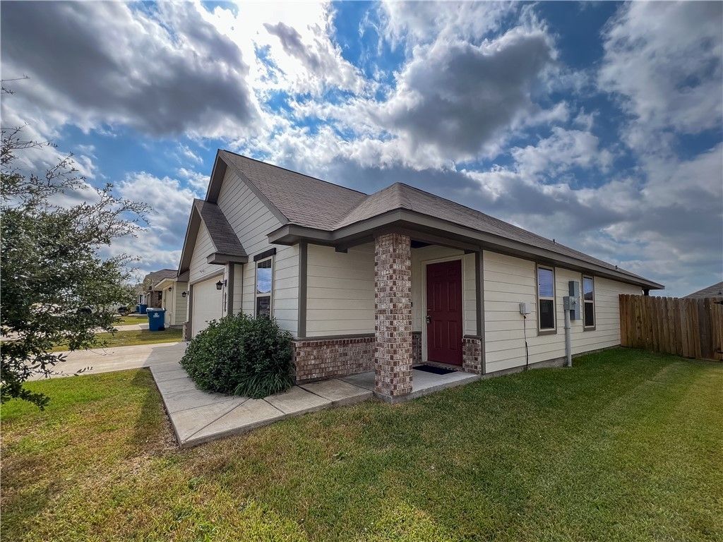 108 Dove Landing Ct. Court, Navasota, TX 77868