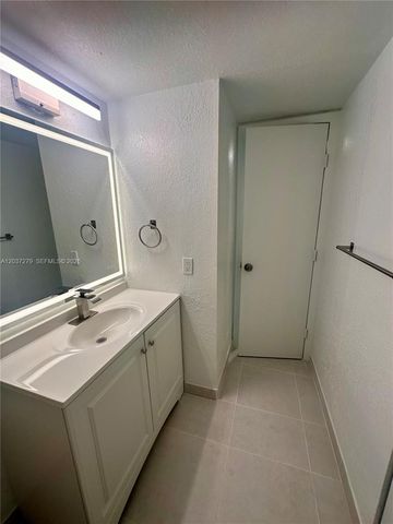 9360 Fontainebleau Blvd 309, Miami, FL 33172