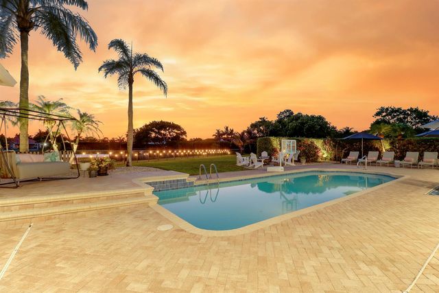 8667 Steeplechase Drive, Palm Beach Gardens, FL 33418
