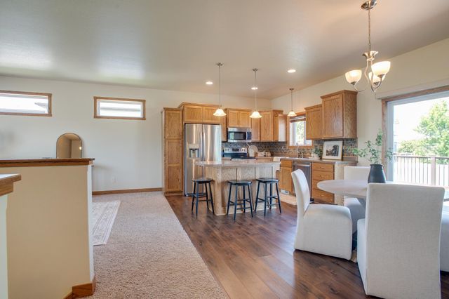 1254 39th Avenue S, Moorhead, MN 56560