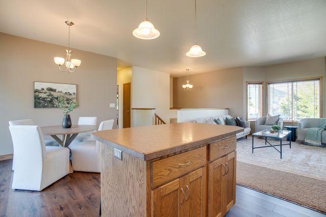1254 39th Avenue S, Moorhead, MN 56560