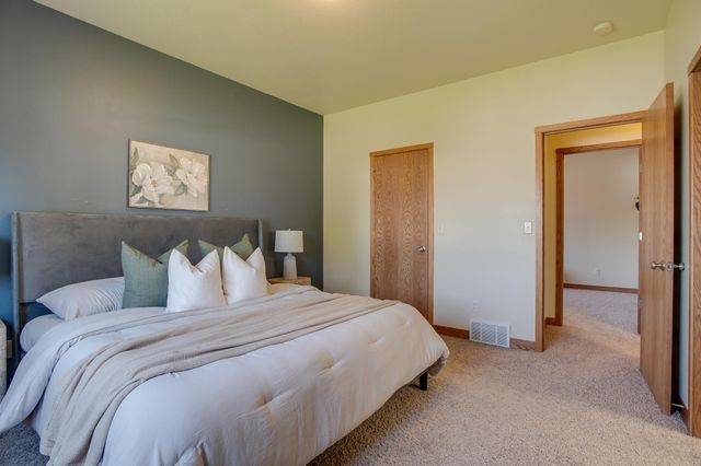 1254 39th Avenue S, Moorhead, MN 56560