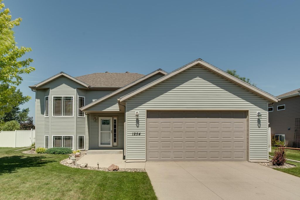 1254 39th Avenue S, Moorhead, MN 56560
