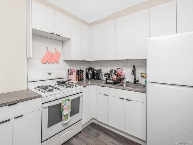 865 E 215th Street, Bronx, NY 10467