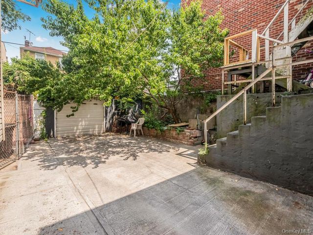 865 E 215th Street, Bronx, NY 10467