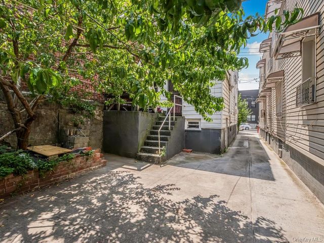 865 E 215th Street, Bronx, NY 10467