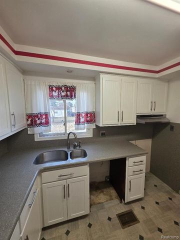 32620 Maplewood Street, Garden City, MI 48135