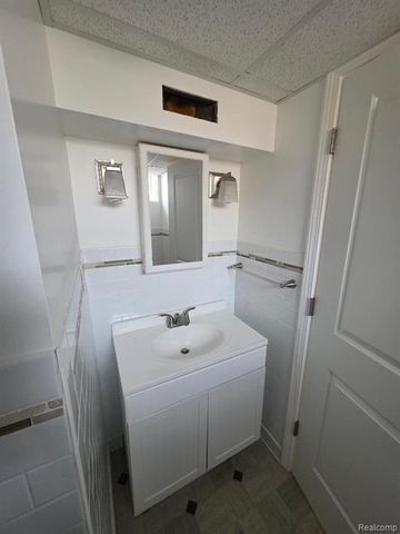 32620 Maplewood Street, Garden City, MI 48135