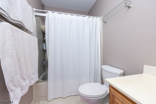 13 Betty Ct, Lebanon Boro, NJ 08833