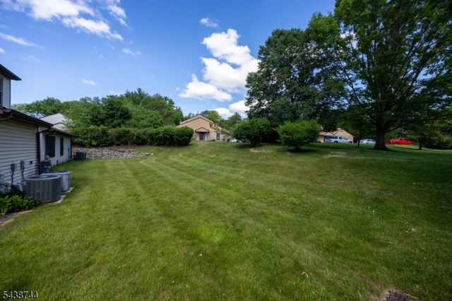 13 Betty Ct, Lebanon Boro, NJ 08833