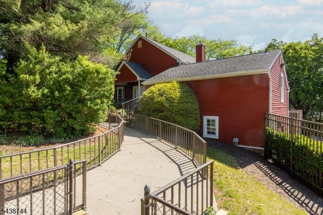 13 Betty Ct, Lebanon Boro, NJ 08833