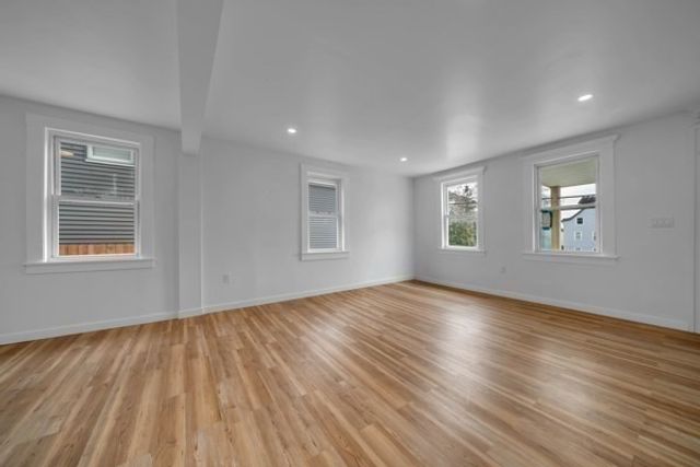 19 Oliver St, Lowell, MA 01954