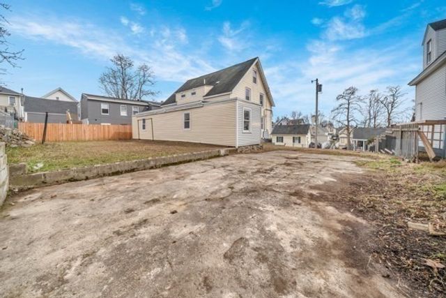 19 Oliver St, Lowell, MA 01954