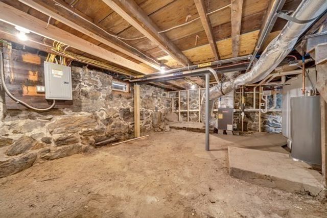 19 Oliver St, Lowell, MA 01954