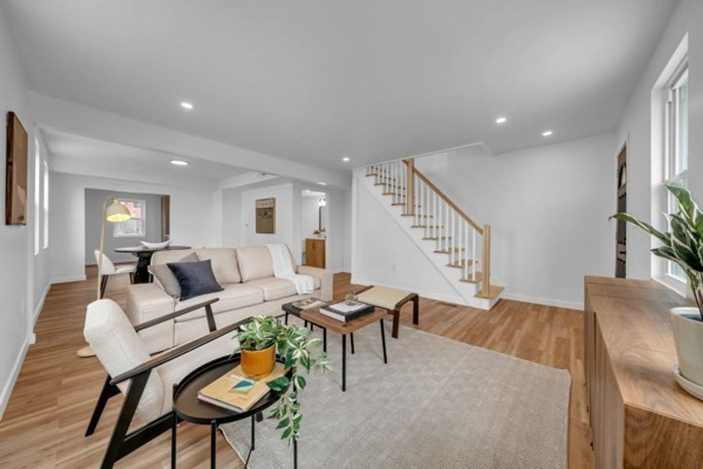 19 Oliver St, Lowell, MA 01954