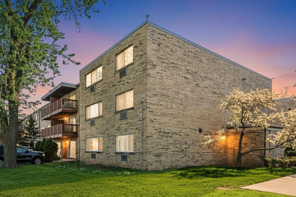 700 W Dempster Street G1, Mount Prospect, IL 60056