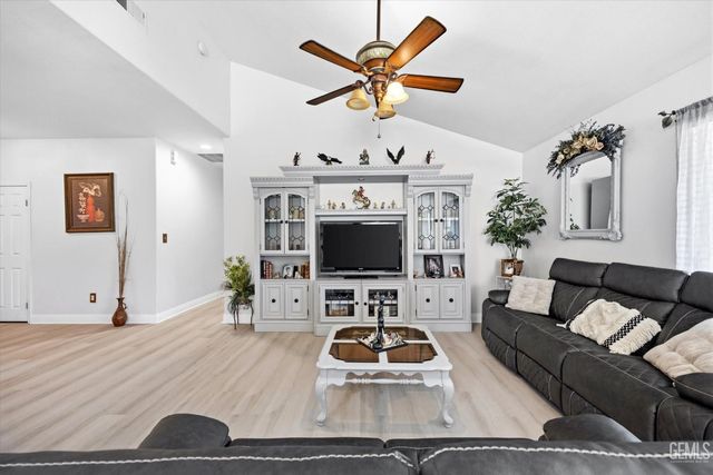 5015 Mar Grande Dr, Bakersfield, CA 93307