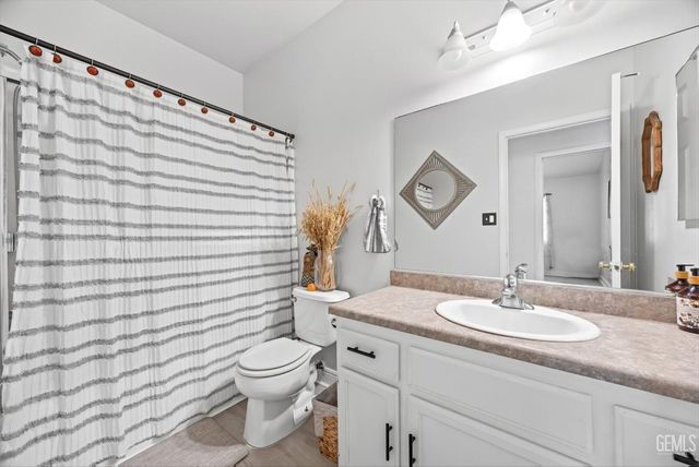5015 Mar Grande Dr, Bakersfield, CA 93307