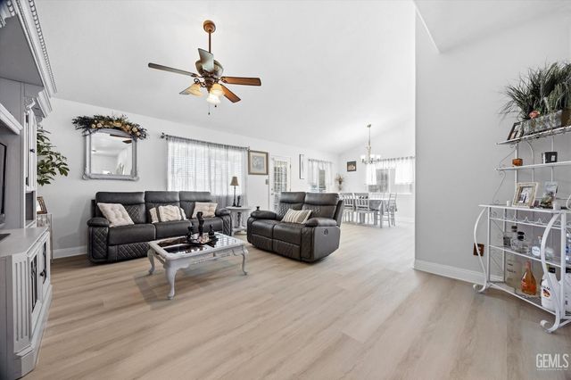 5015 Mar Grande Dr, Bakersfield, CA 93307