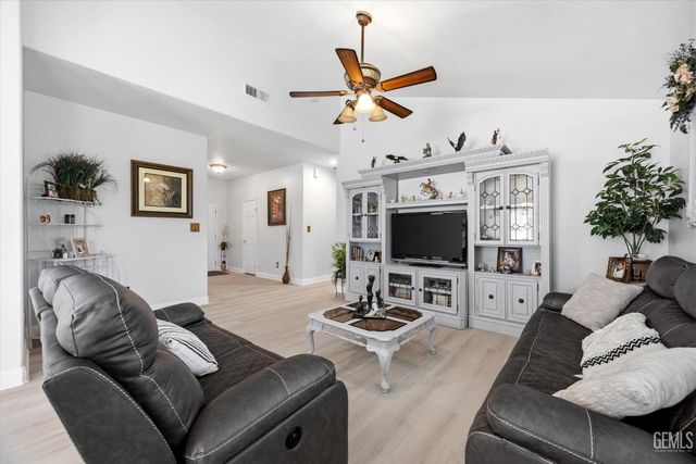 5015 Mar Grande Dr, Bakersfield, CA 93307
