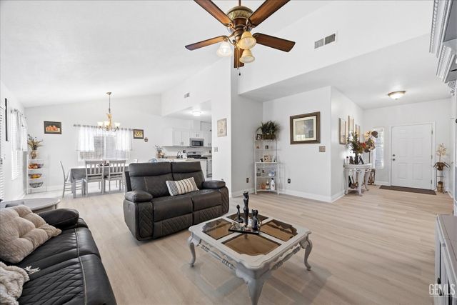 5015 Mar Grande Dr, Bakersfield, CA 93307