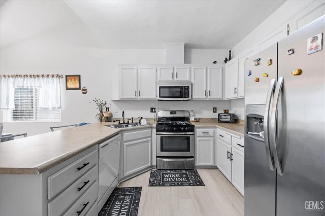 5015 Mar Grande Dr, Bakersfield, CA 93307