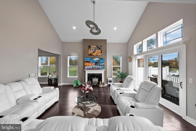 36 DOGLEG LN, Lawrence Township, NJ 08648