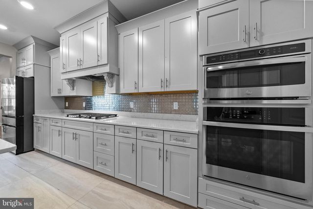 36 DOGLEG LN, Lawrence Township, NJ 08648