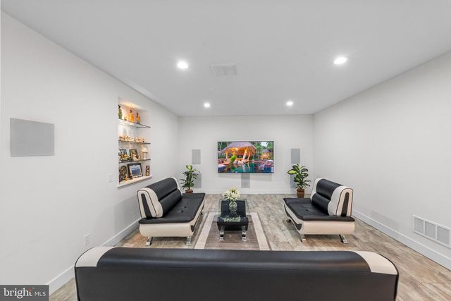 36 DOGLEG LN, Lawrence Township, NJ 08648