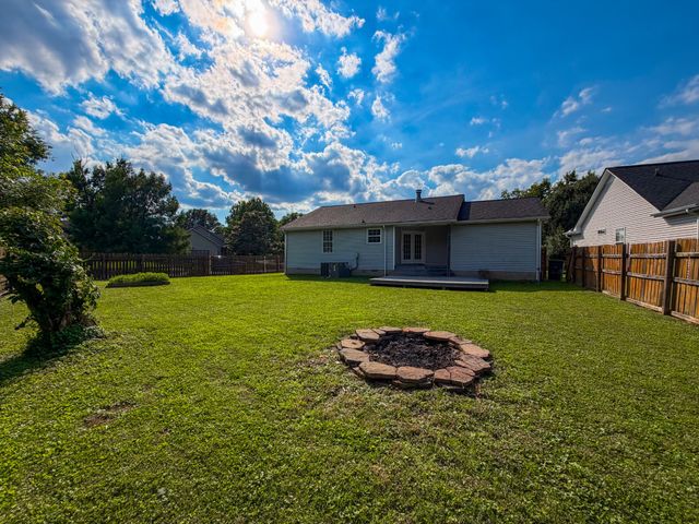2039 Waterford Dr, Old Hickory, TN 37138