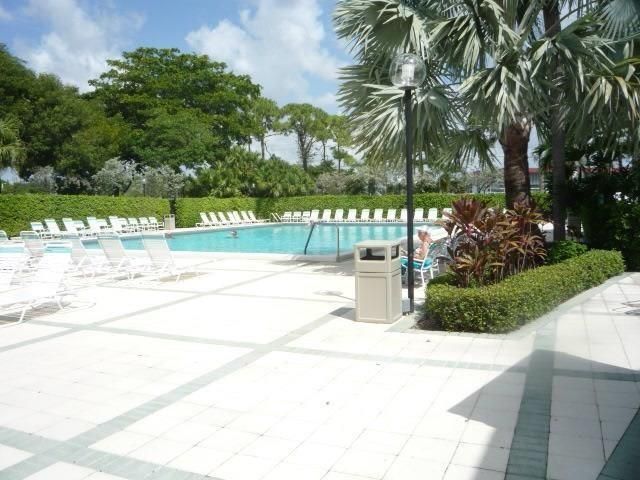 555 Oaks Ln 112, Pompano Beach, FL 33069