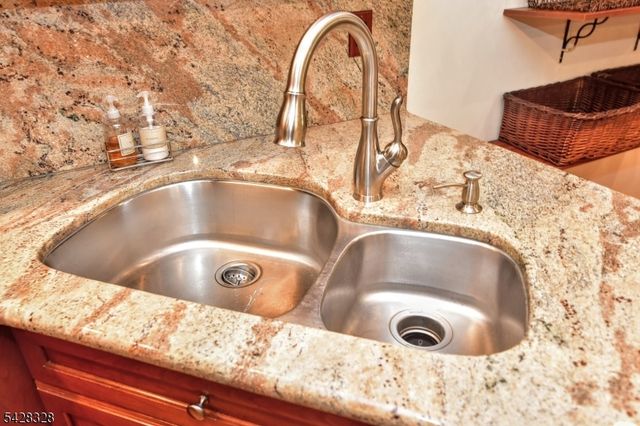 30 N Bayard Ln, Mahwah Twp., NJ 07430