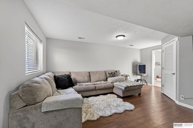 18211 Edna Street, Omaha, NE 68136