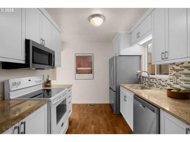 17555 Nw SHOREWOOD Dr, Beaverton, OR 97006