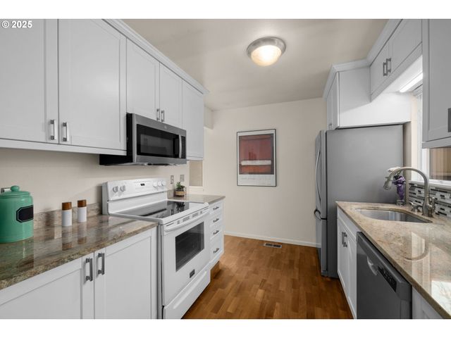 17555 Nw SHOREWOOD Dr, Beaverton, OR 97006